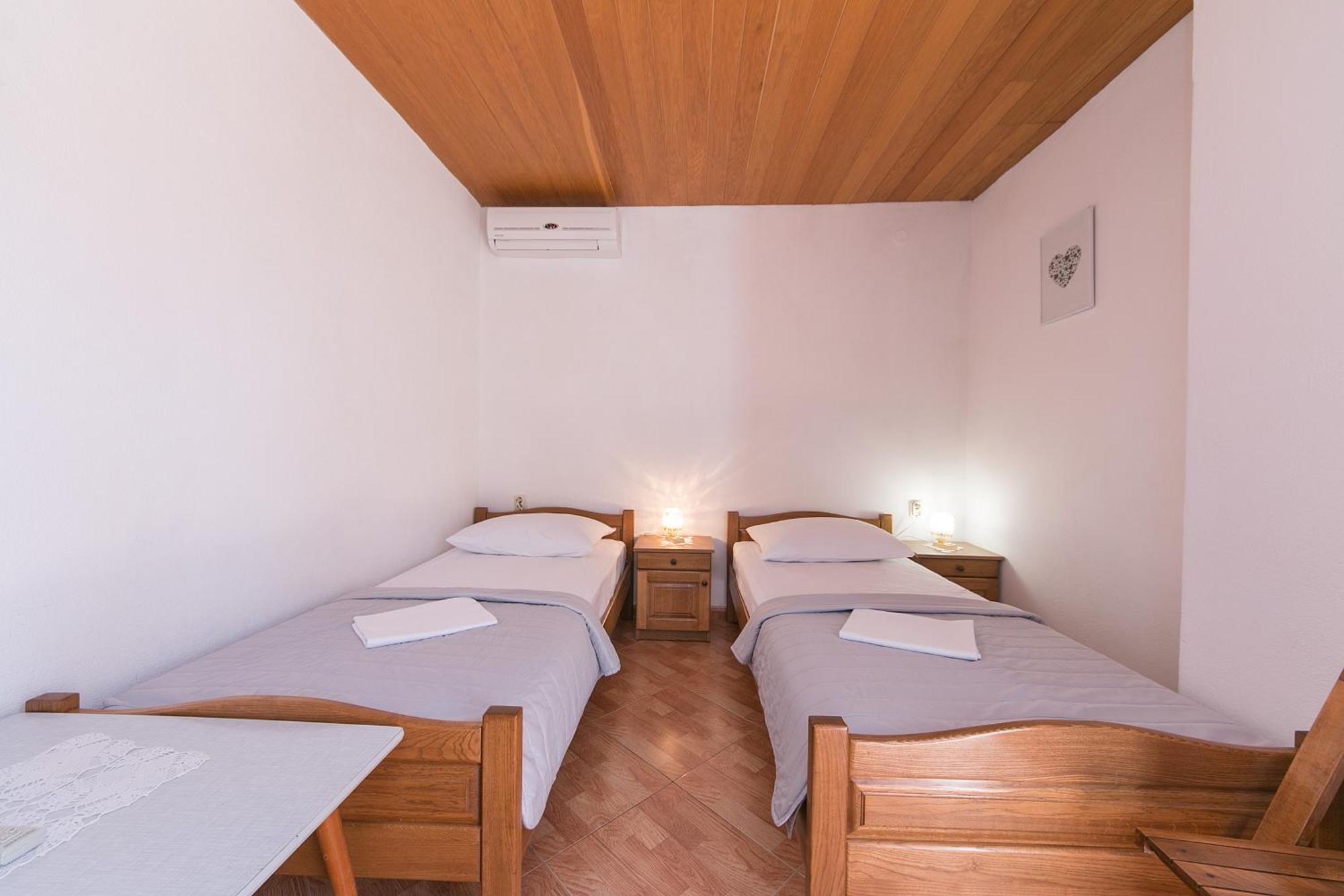 Apartments And Rooms By The Sea Brela, Makarska - 2752 Ngoại thất bức ảnh
