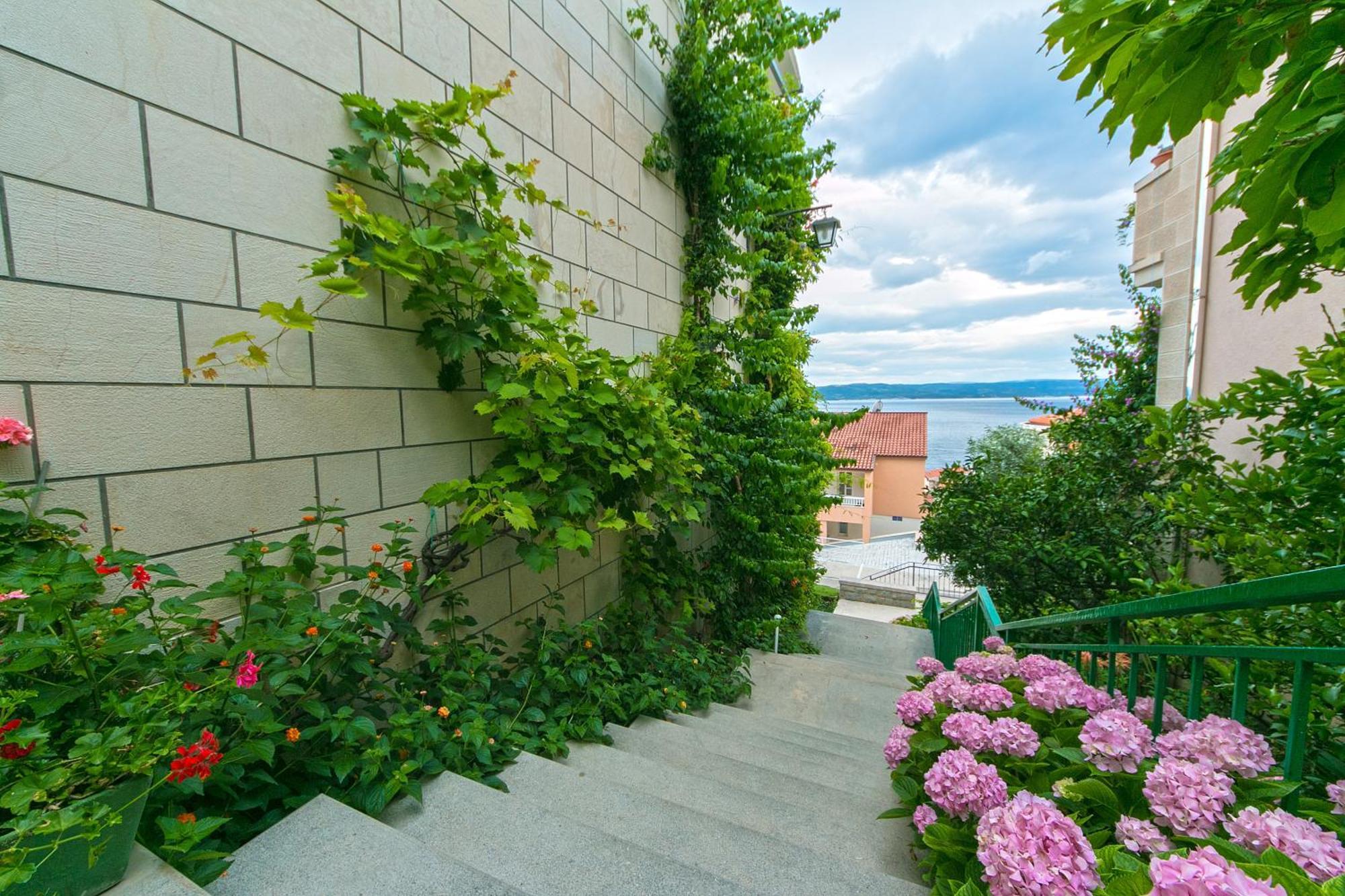 Apartments And Rooms By The Sea Brela, Makarska - 2752 Ngoại thất bức ảnh